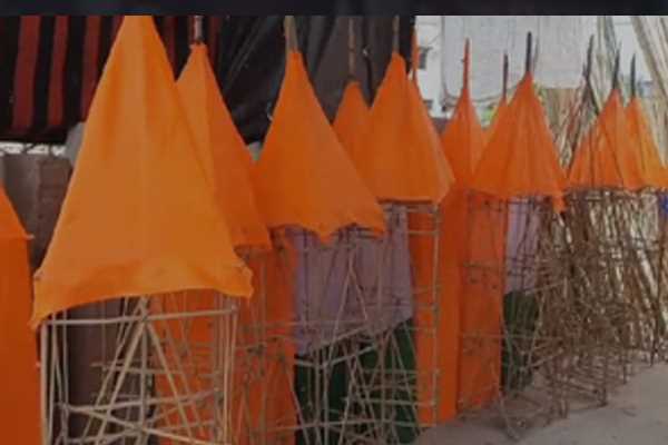 हरिद्वार में कांवड़ बनाने वाले मुस्लिम परिवार पेश कर रहे हिंदू-मुस्लिम एकता की मिसाल हरिद्वार में कांवड़ बनाने वाले मुस्लिम परिवार पेश कर रहे हिंदू-मुस्लिम एकता की मिसाल